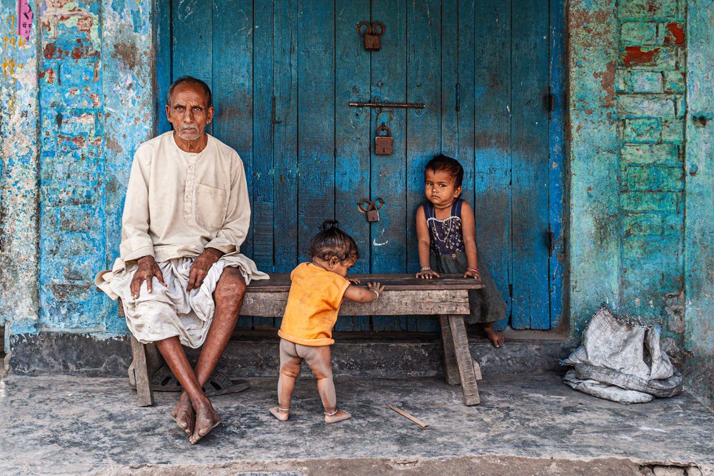 RESTING FAMILY. KOLKATA