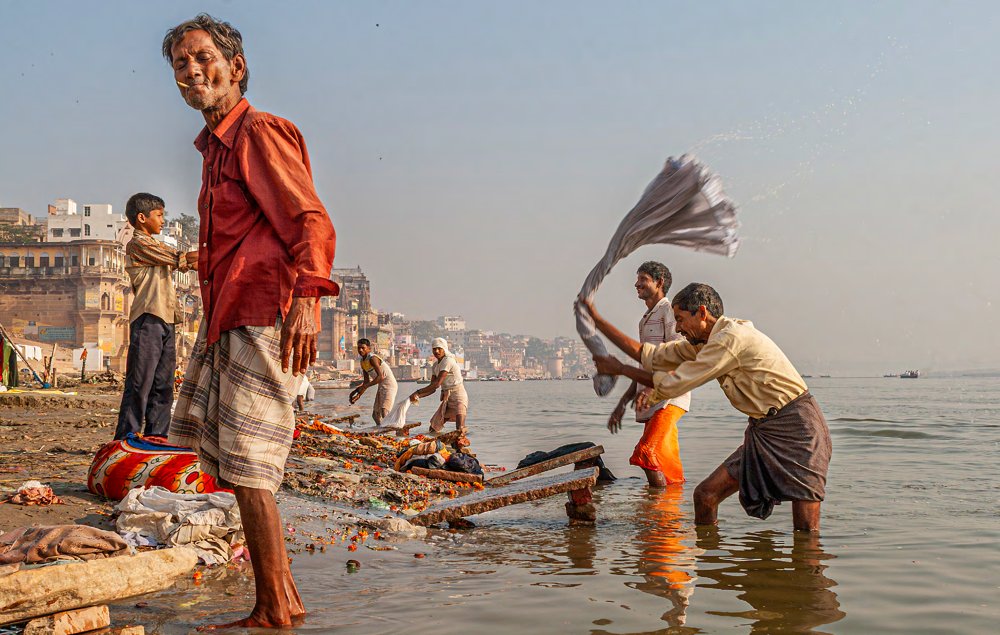 MORNING WASH. VISHWANATH MANDIR PARISAR, VARANASSI