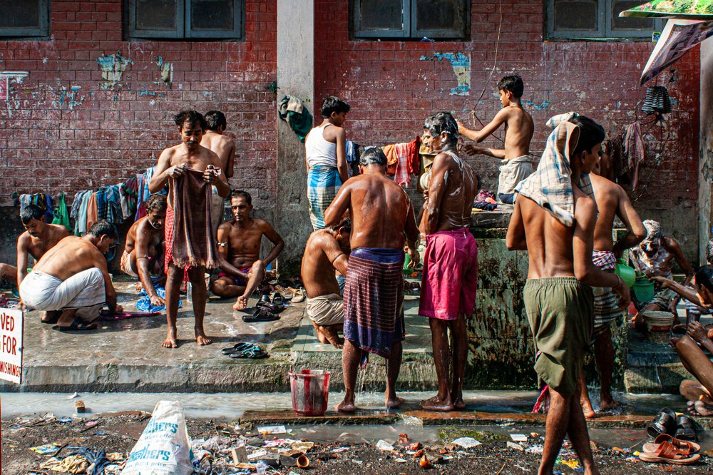 AFTERNOON BATH. VARANASSI
