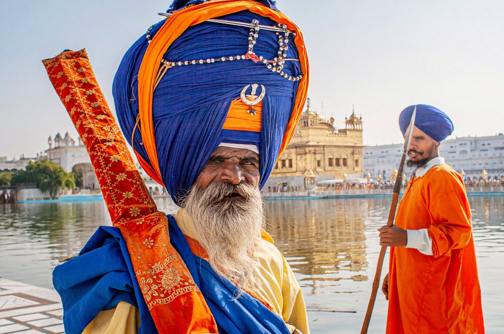 GOLDEN GUARDS. GOLDEN TEMPLE, AMRITSAR